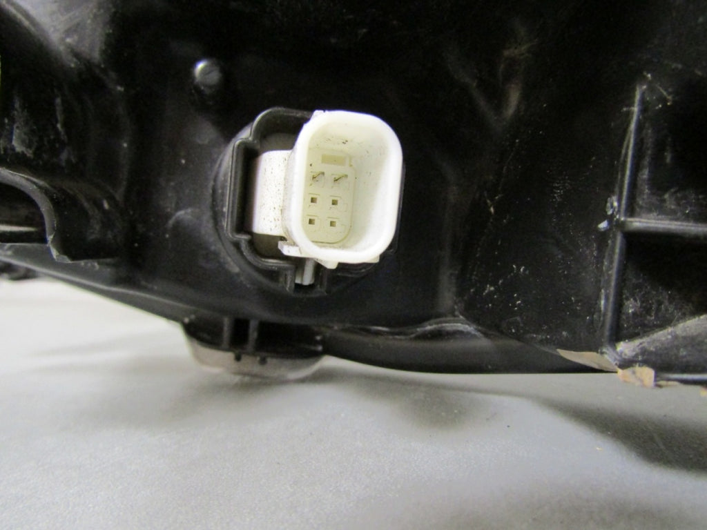 Prednji far TOYOTA YARIS 4 IV halogen sa sočivom 20- / MAZDA 2 22- RH