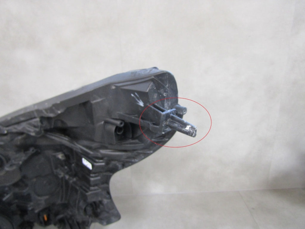 Prednji far RENAULT TRAFIC 3 III halogen Z LED 14-19 RH desni 260109552R