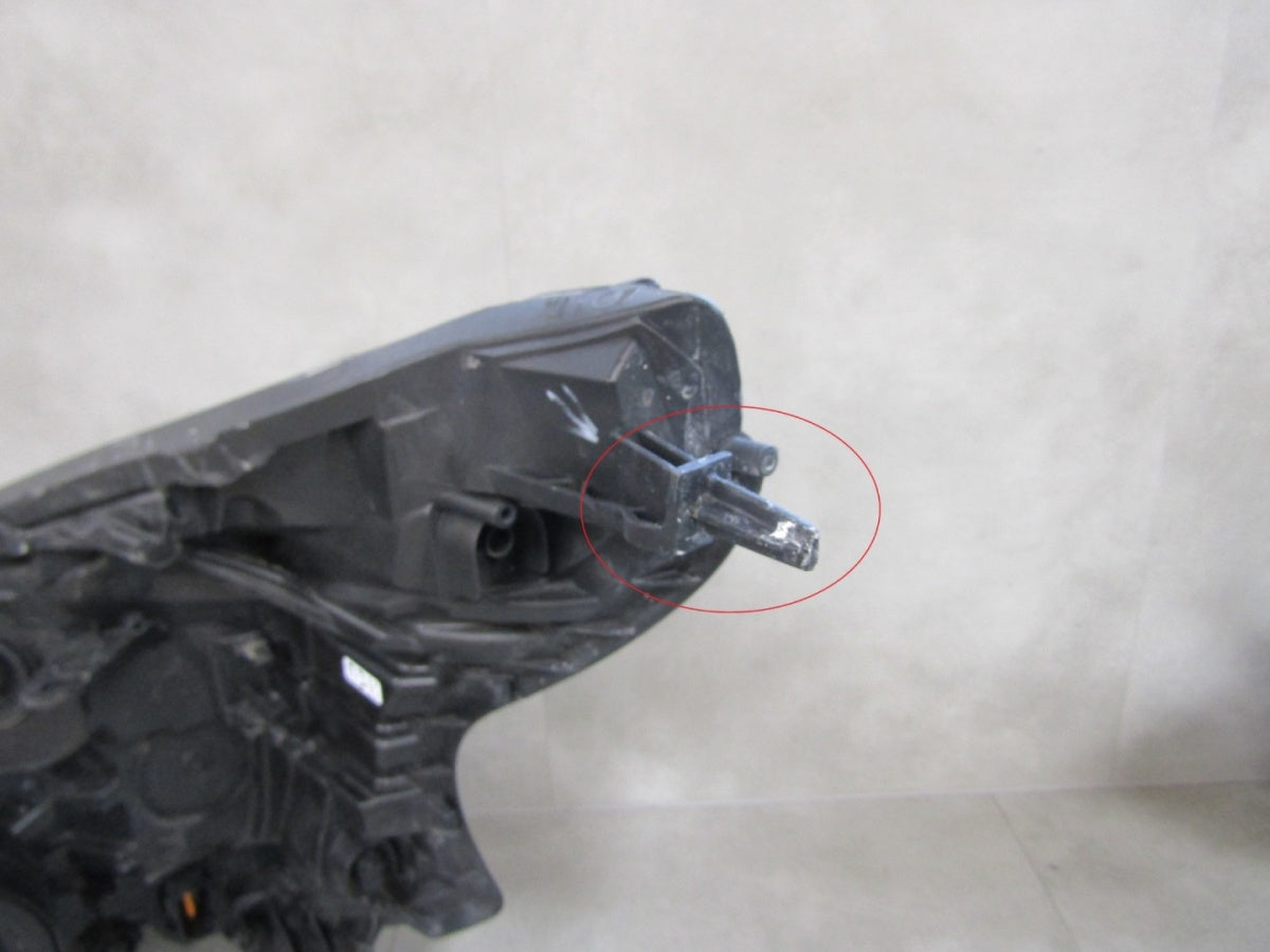 Prednji far RENAULT TRAFIC 3 III halogen Z LED 14-19 RH desni 260109552R