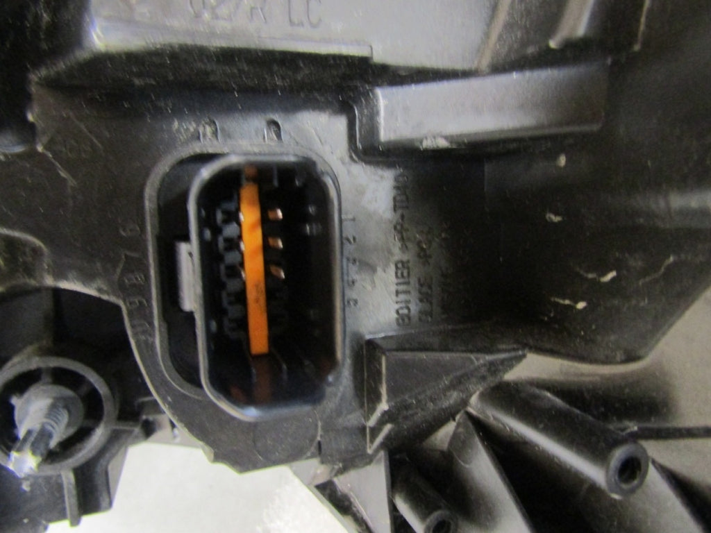 Prednji far RENAULT TRAFIC 3 III halogen Z LED 14-19 RH desni 260109552R