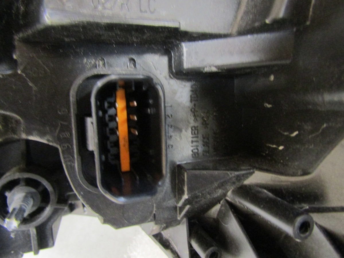 Prednji far RENAULT TRAFIC 3 III halogen Z LED 14-19 RH desni 260109552R