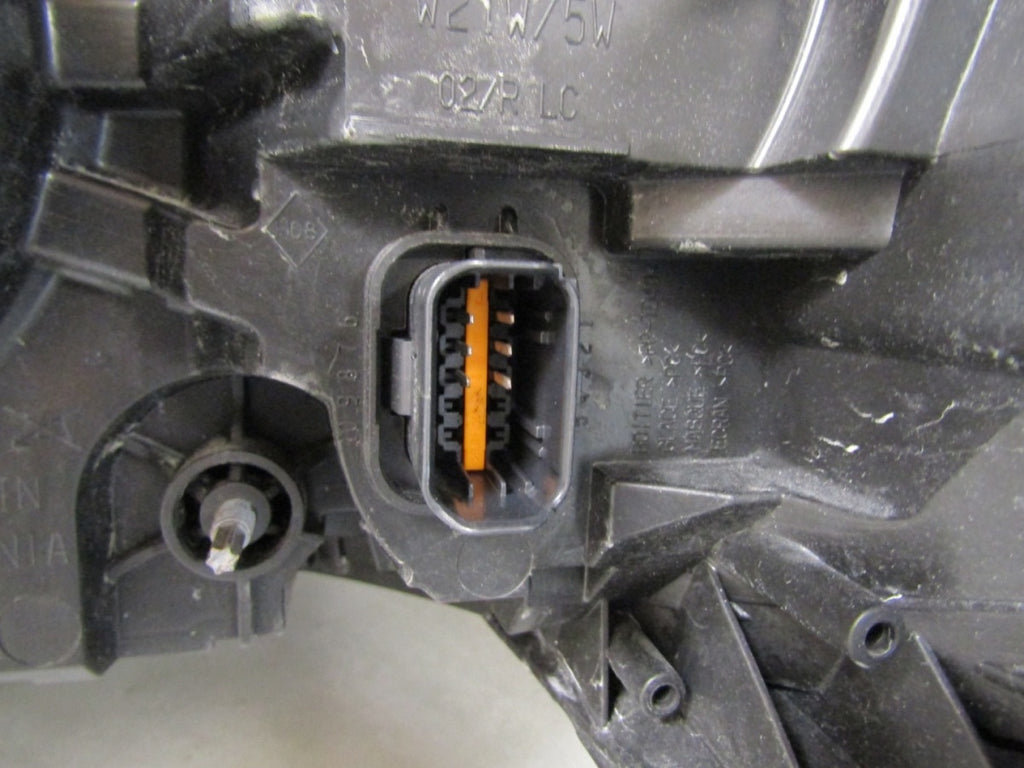 Prednji far RENAULT TRAFIC 3 III halogen Z LED 14-19 RH desni 260109552R