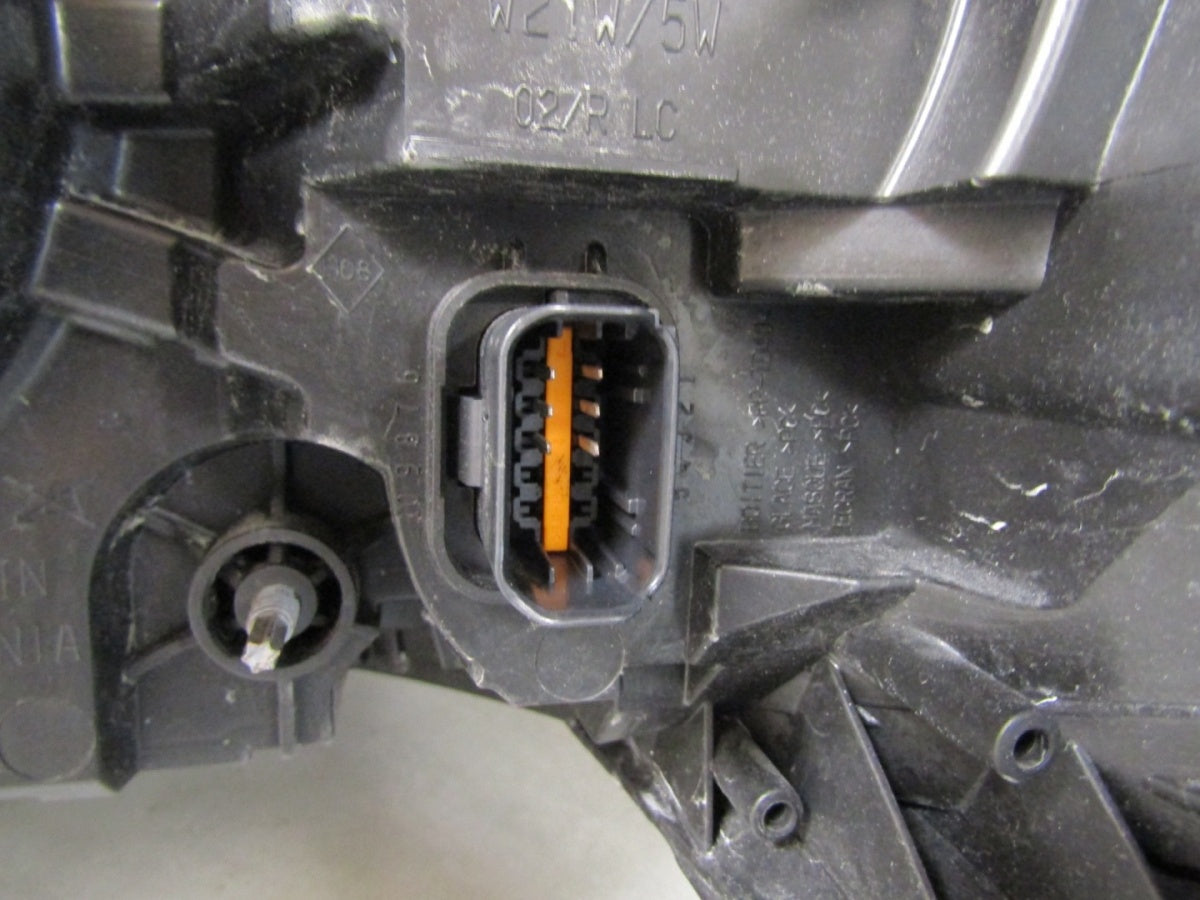 Prednji far RENAULT TRAFIC 3 III halogen Z LED 14-19 RH desni 260109552R