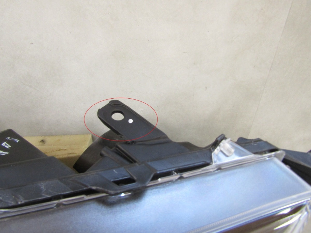 Prednji far TOYOTA HILUX 8 VIII LIFT halogen 20- RH