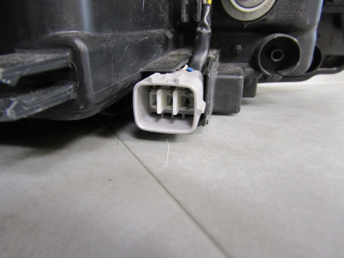 Prednji far TOYOTA YARIS 3 III LIFT halogen sa sočivom 14-17 LH