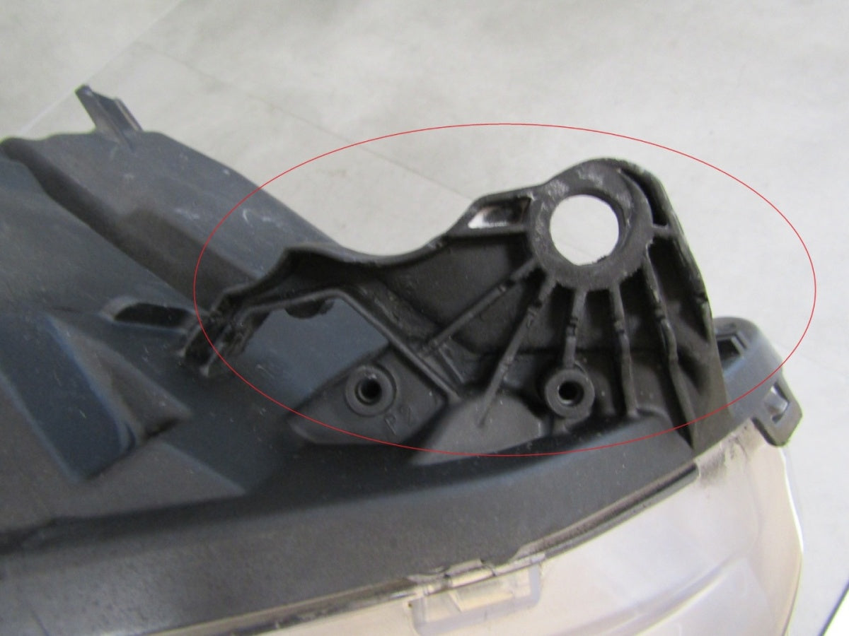 Prednji far PEUGEOT 208 I LIFT halogen sa sočivom 15-19 desni RH 9810805880