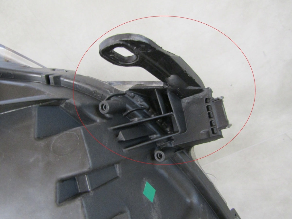 Prednji far PEUGEOT 208 I LIFT halogen sa sočivom 15-19 desni RH 9810805880