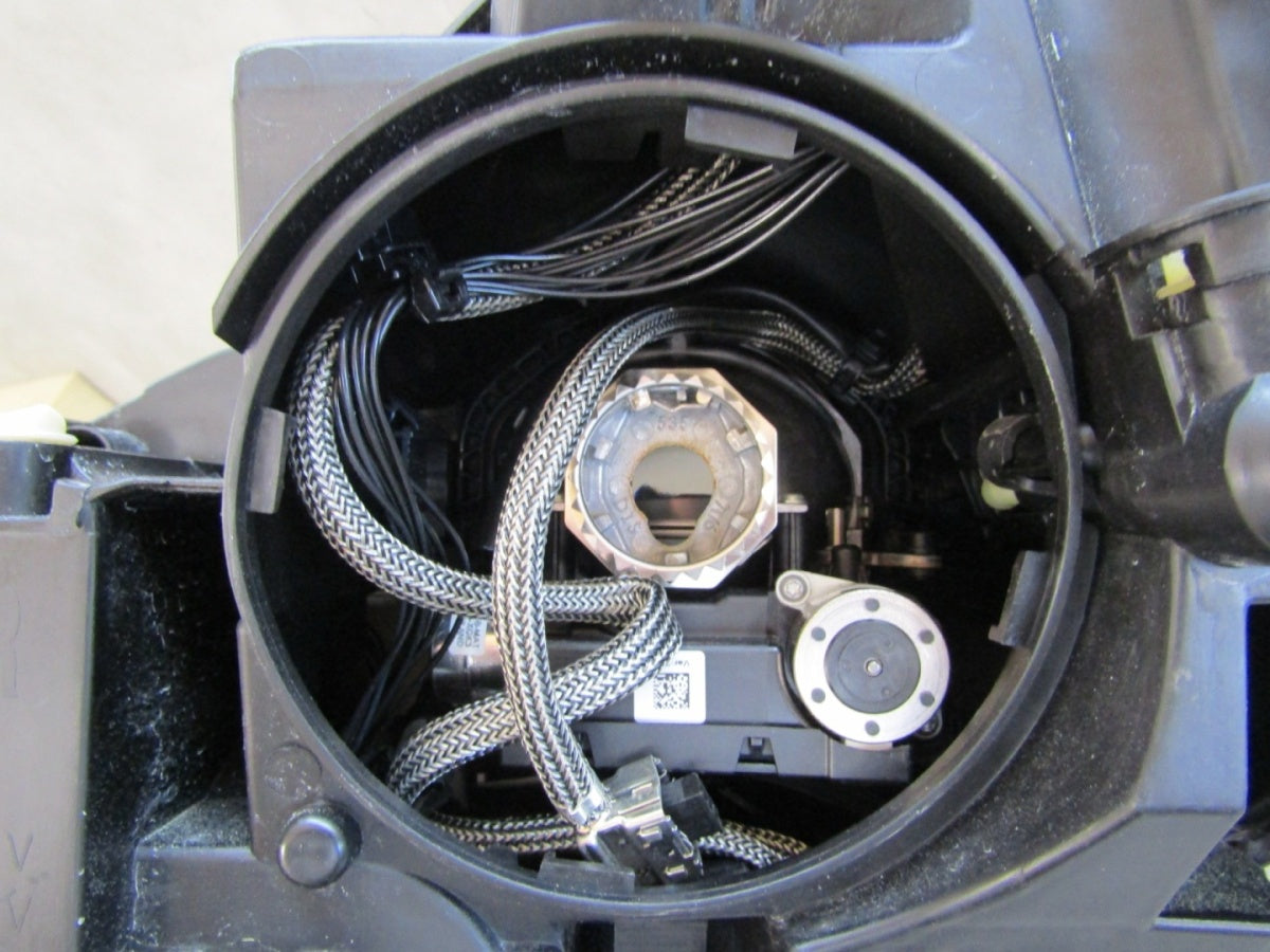Prednji far MERCEDES W204 LIFT xenon zakretni ILS crni AMG RH desni 11-14