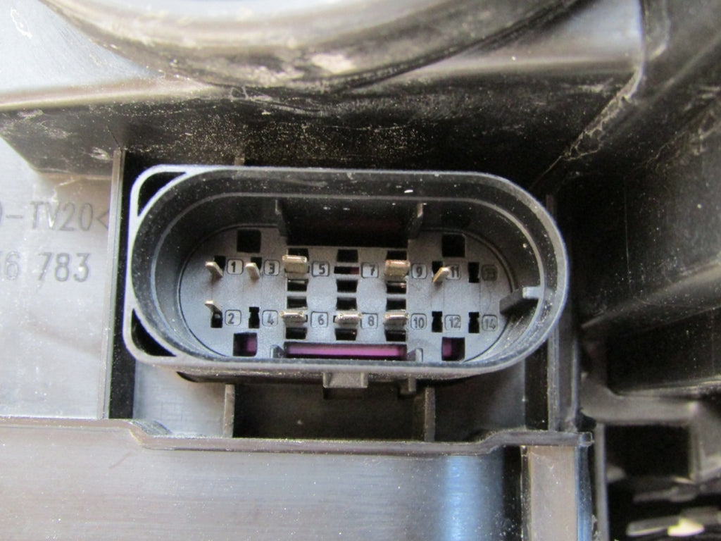 Prednji far MERCEDES W204 LIFT xenon zakretni ILS crni AMG RH desni 11-14