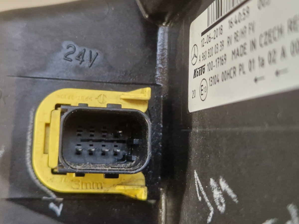 Prednji far MERCEDES ACTROS MP4 halogen 11- desni RH A9608200339