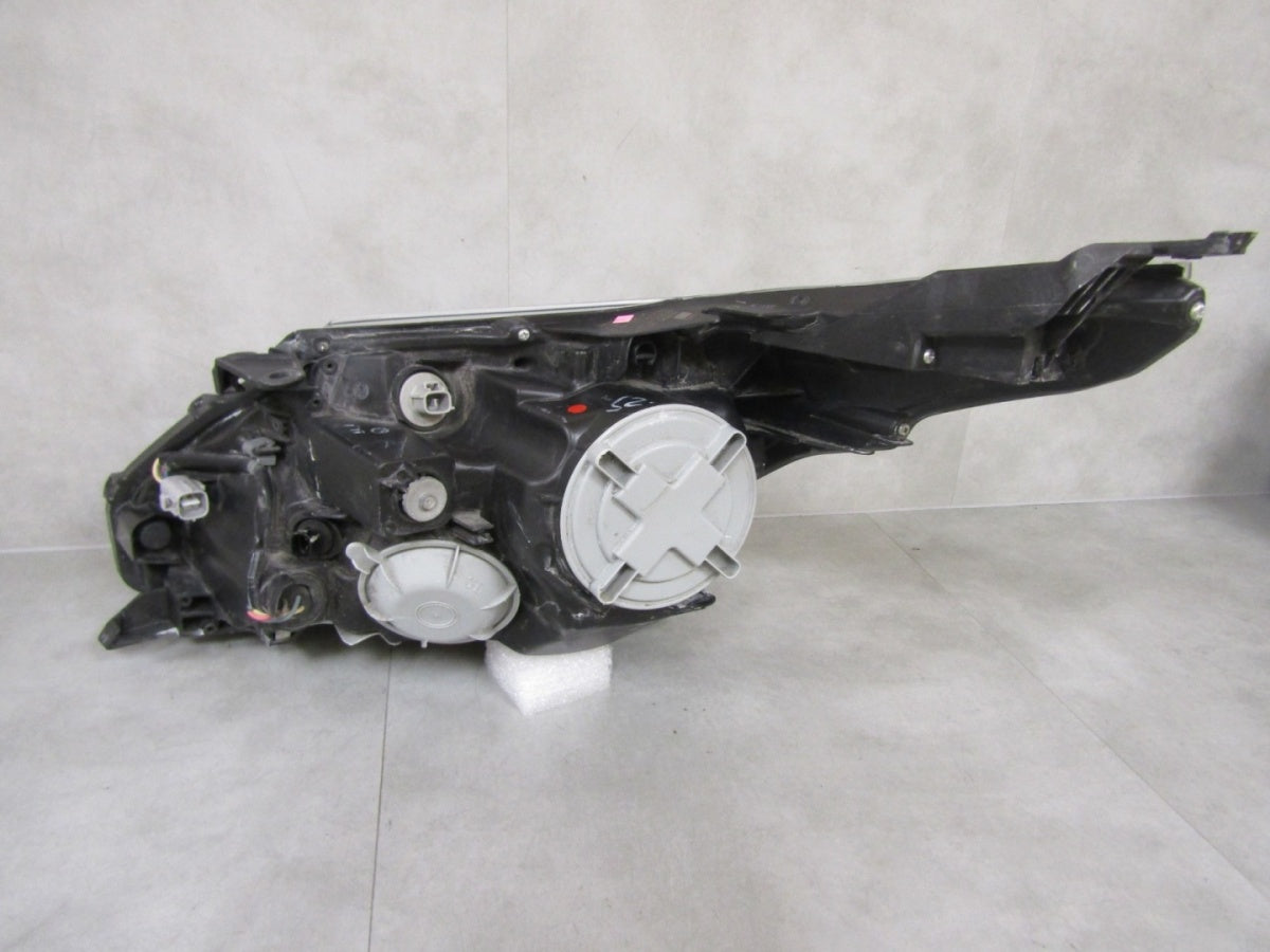 Prednji far Toyota Avensis T27 halogen sa sočivom 09-11 RH desni
