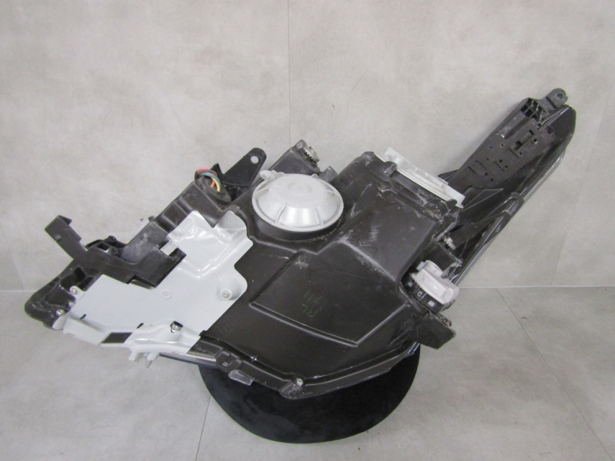 Prednji far Toyota Avensis T27 halogen sa sočivom 09-11 RH desni