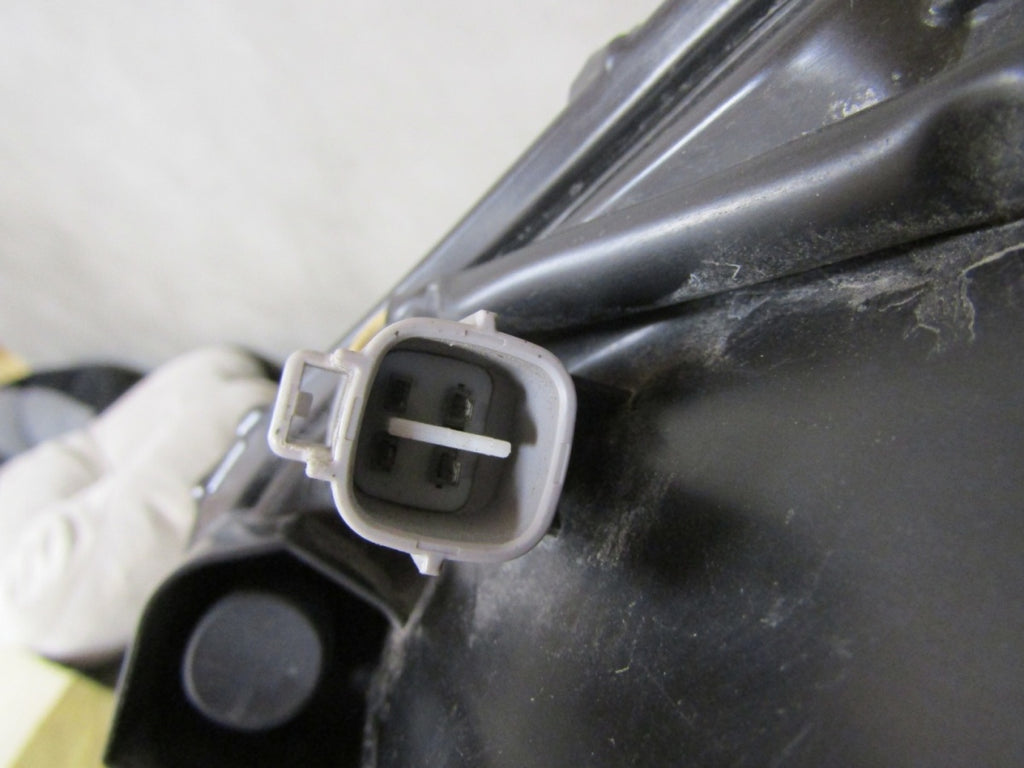 Prednji far Toyota Avensis T27 halogen sa sočivom 09-11 RH desni
