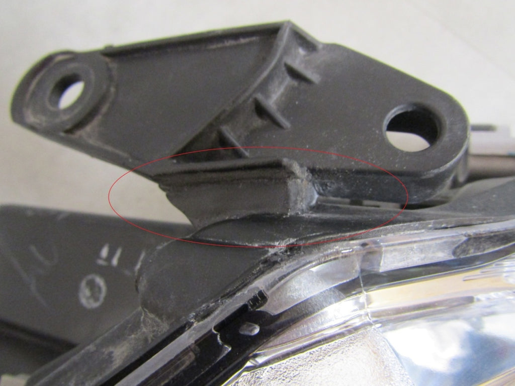 Prednji far Toyota Avensis T27 halogen sa sočivom 09-11 RH desni