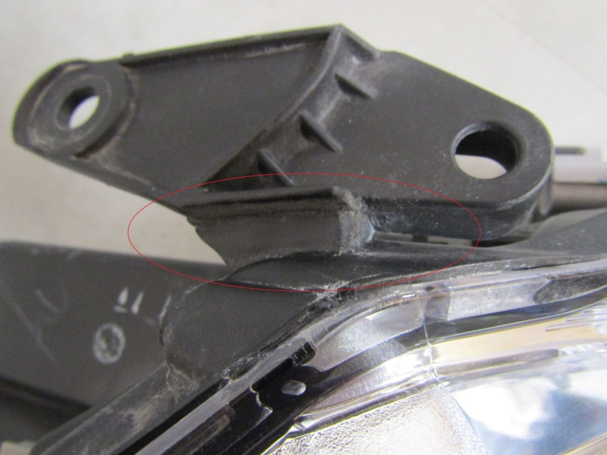 Prednji far Toyota Avensis T27 halogen sa sočivom 09-11 RH desni
