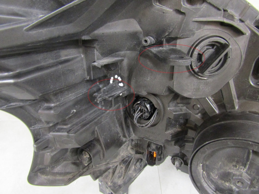Prednji far RENAULT TRAFIC 3 III halogen 14-19 LH 260608912R