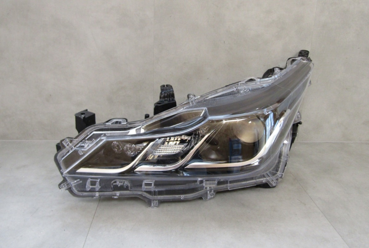Prednji far TOYOTA COROLLA E21 SEDAN halogen sa sočivom LH 18- 81170-02T31-00