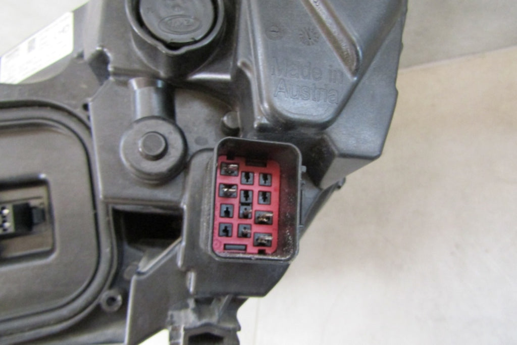 Prednji far Volvo V40 2 II Lift LED MID 16-19 RH desni 31677019