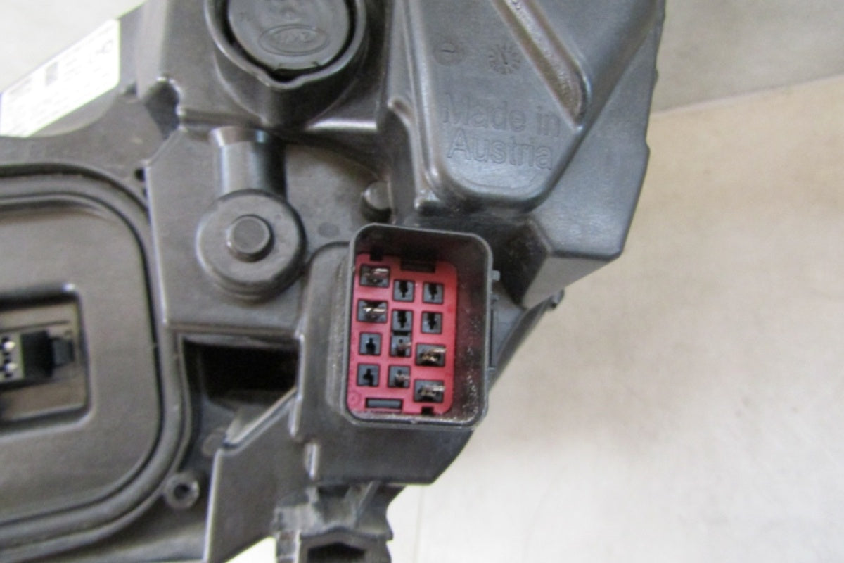 Prednji far Volvo V40 2 II Lift LED MID 16-19 RH desni 31677019