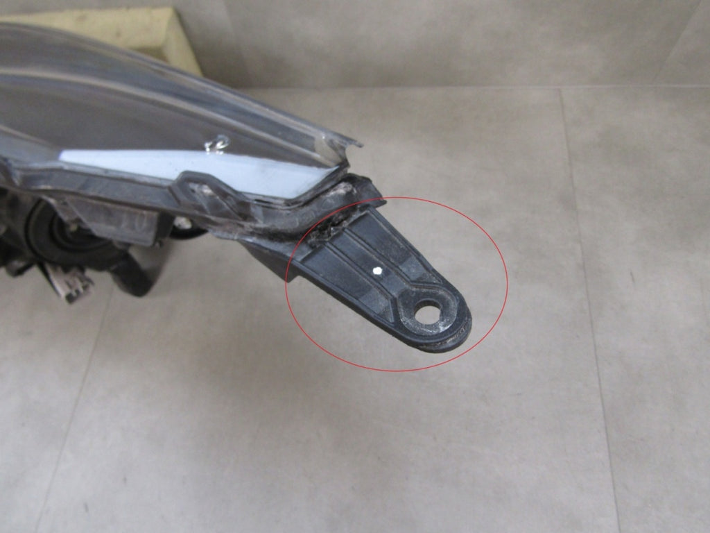 Prednji far TOYOTA AYGO 2 II LIFT halogen sa sočivom + LED 18-22 RH desni