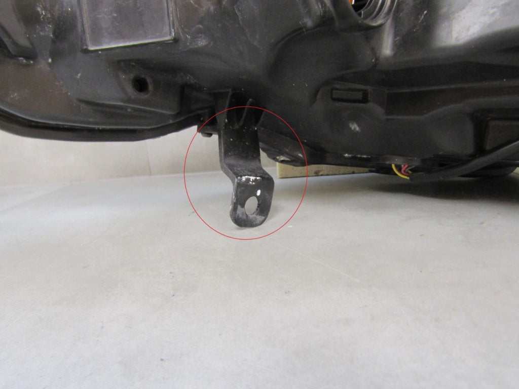 Prednji far TOYOTA AYGO 2 II LIFT halogen sa sočivom + LED 18-22 RH desni