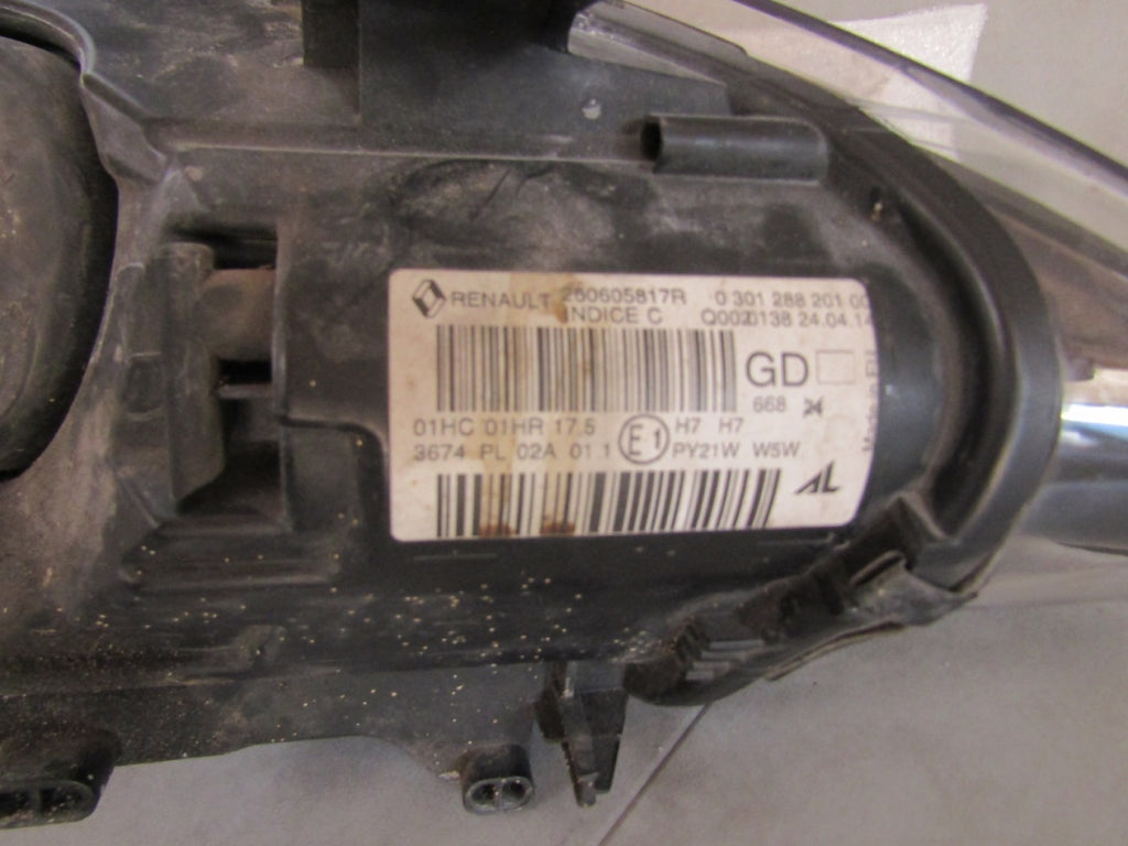 Prednji far RENAULT MEGANE 3 III LIFT halogen sa sočivom 13-16 LH 260605817R