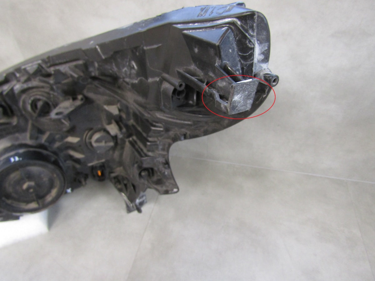 Prednji far RENAULT TRAFIC 3 III halogen 14-19 RH 260109424R