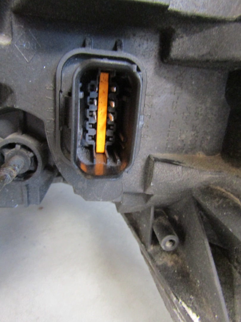 Prednji far RENAULT TRAFIC 3 III halogen 14-19 RH 260109424R