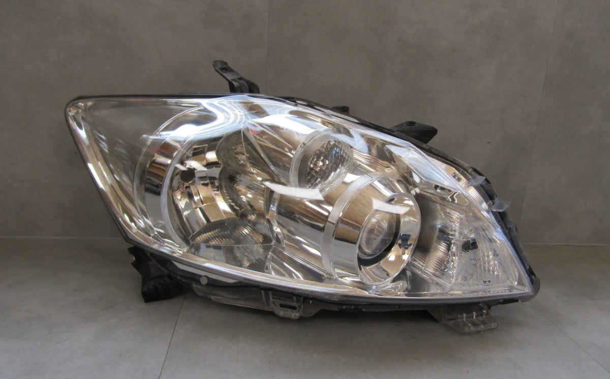 Prednji far TOYOTA AURIS I LIFT halogen sa sočivom RH desni 09-12 81110-02A40