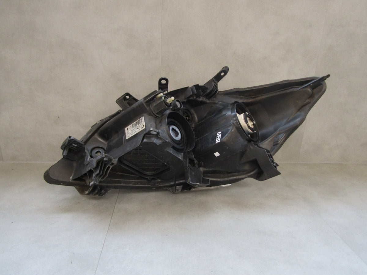 Prednji far TOYOTA AURIS I LIFT halogen sa sočivom RH desni 09-12 81110-02A40