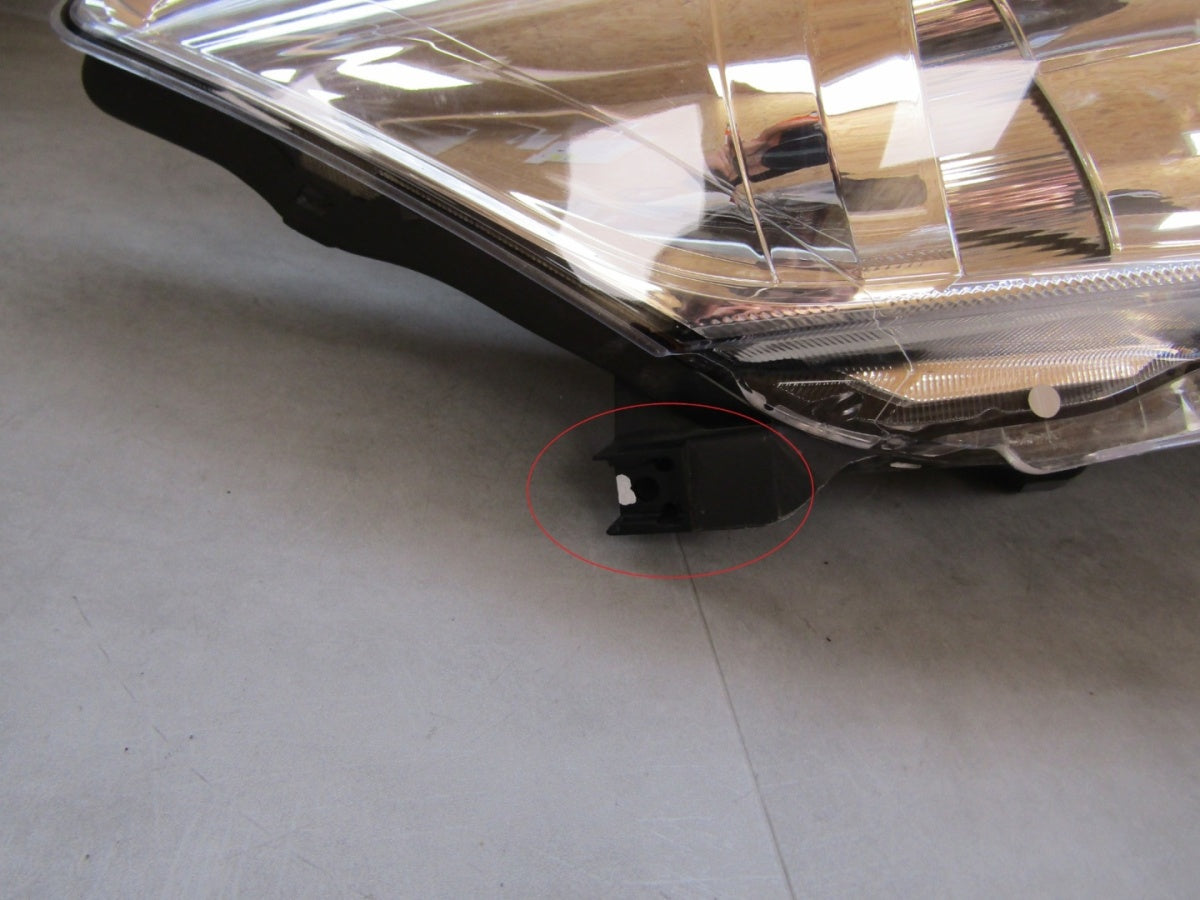 Prednji far TOYOTA AURIS I LIFT halogen sa sočivom RH desni 09-12 81110-02A40