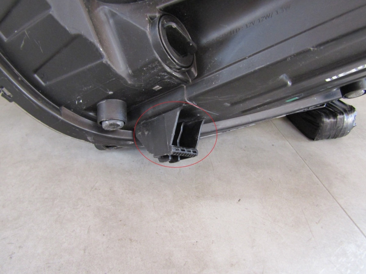 Prednji far KIA STONIC halogen sa sočivom 17-20 RH desni 92102-H8