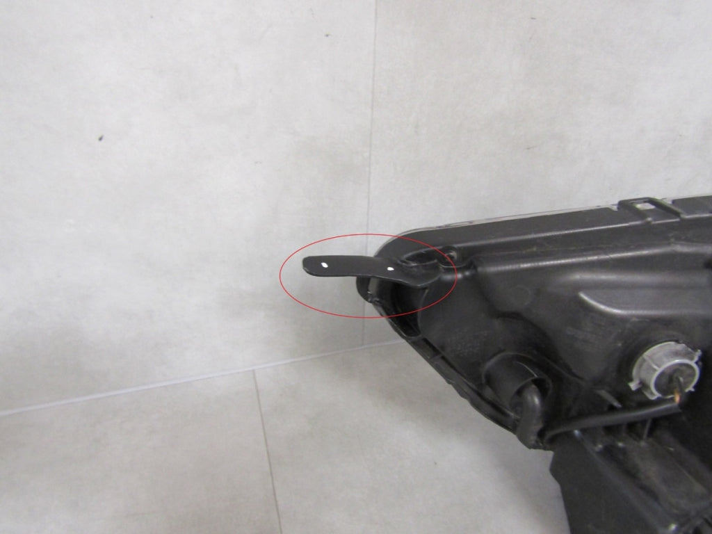 Prednji far MITSUBISHI ASX xenon 10-12 RH desni crni