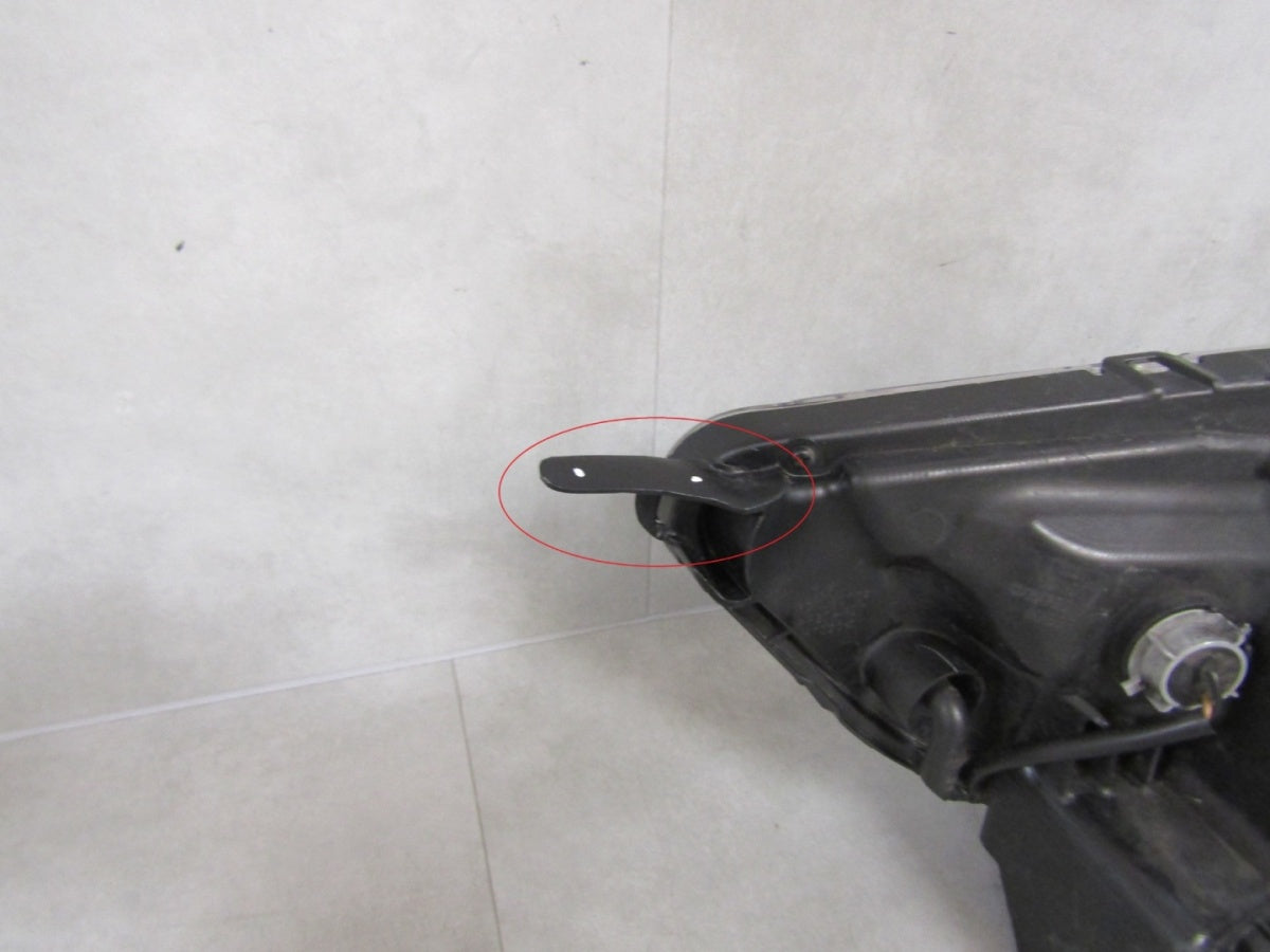Prednji far MITSUBISHI ASX xenon 10-12 RH desni crni