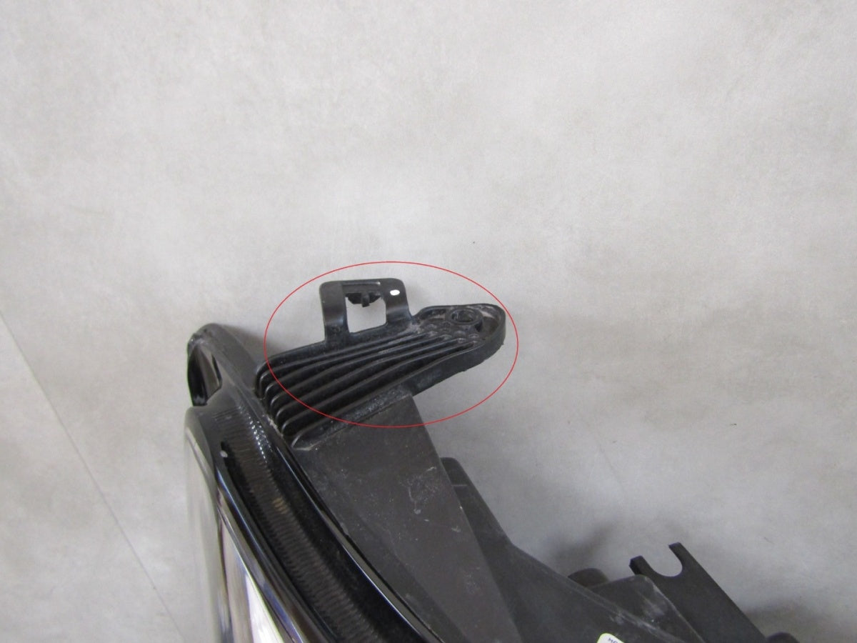 Prednji far RENAULT MASTER III LIFT halogen 19-24 RH desni 260105567R