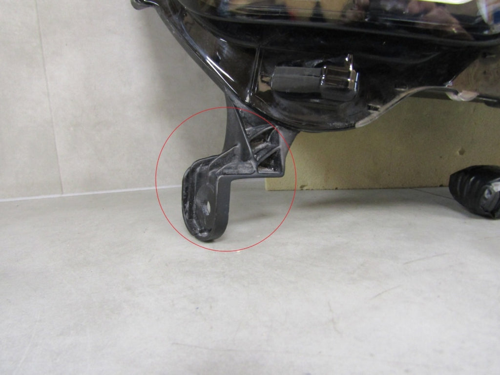 Prednji far RENAULT MASTER III LIFT halogen 19-24 RH desni 260105567R