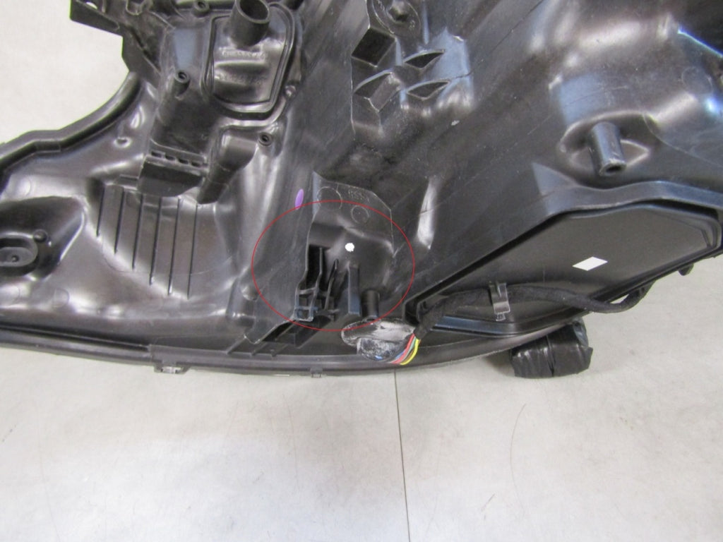 Prednji far TOYOTA AURIS 2 II xenon zakretni 12-15 RH desni 81110-02E40