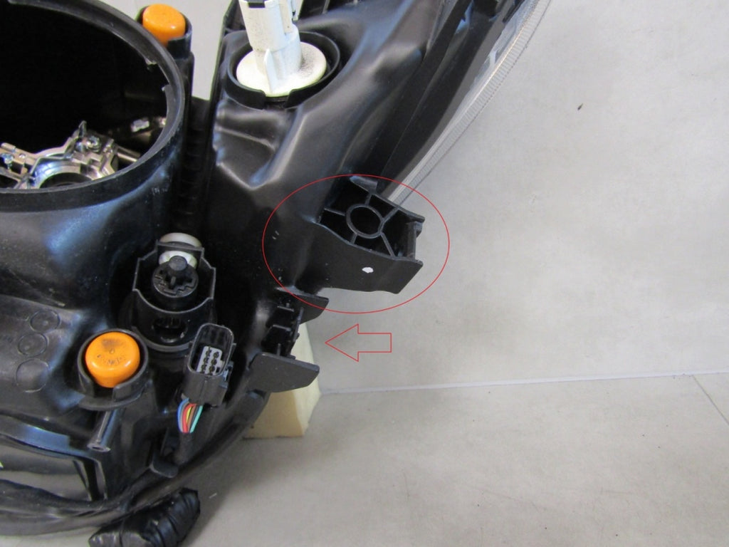 Prednji far TOYOTA AURIS 2 II xenon zakretni 12-15 RH desni 81110-02E40