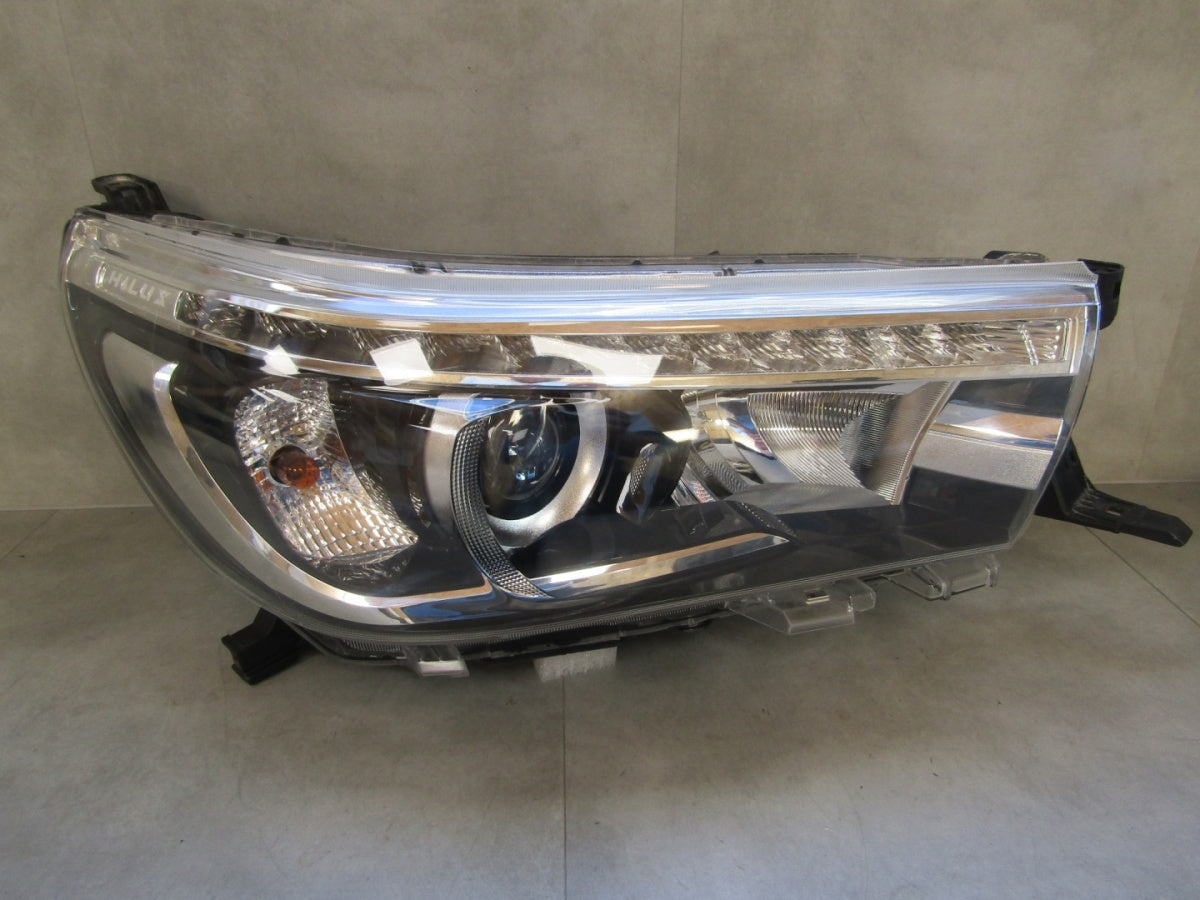 Prednji far Toyota Hilux 8 VIII sa sočivom LED 15- RH desni