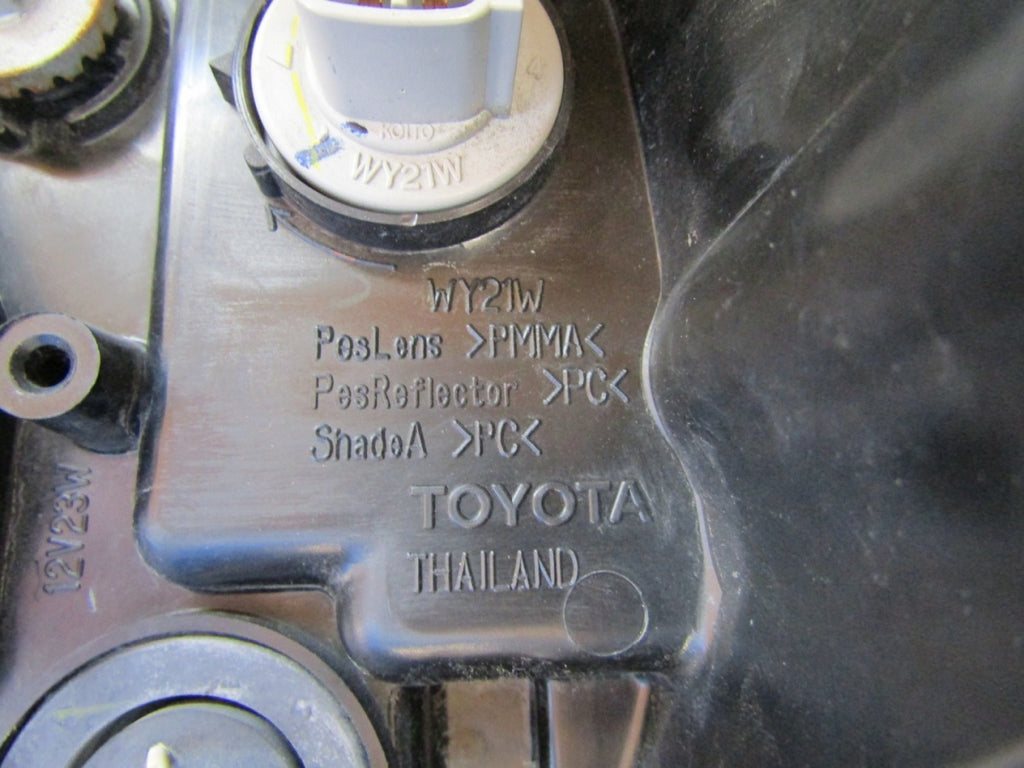 Prednji far Toyota Hilux 8 VIII sa sočivom LED 15- RH desni