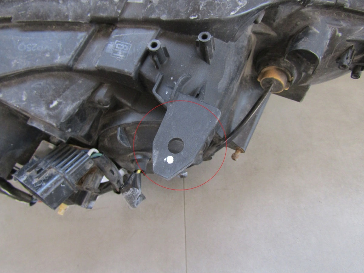 Prednji far MITSUBISHI LANCER 8 X halogen LH 07-