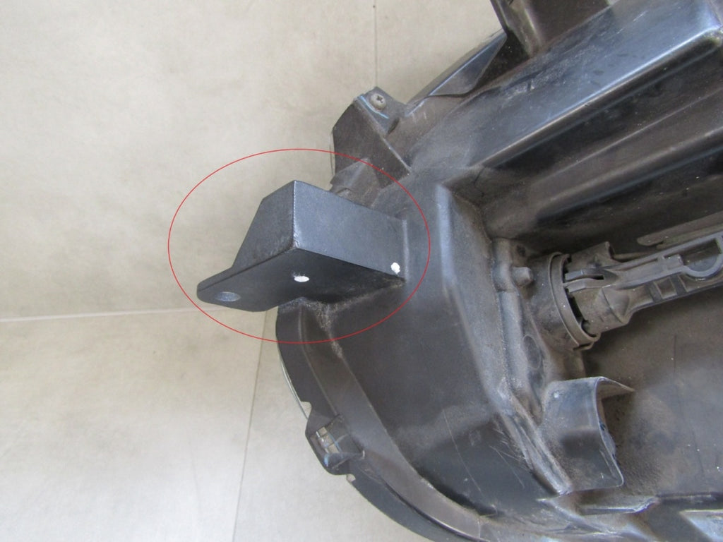 Prednji far MITSUBISHI L200 V xenon nezakretni 15-19 RH