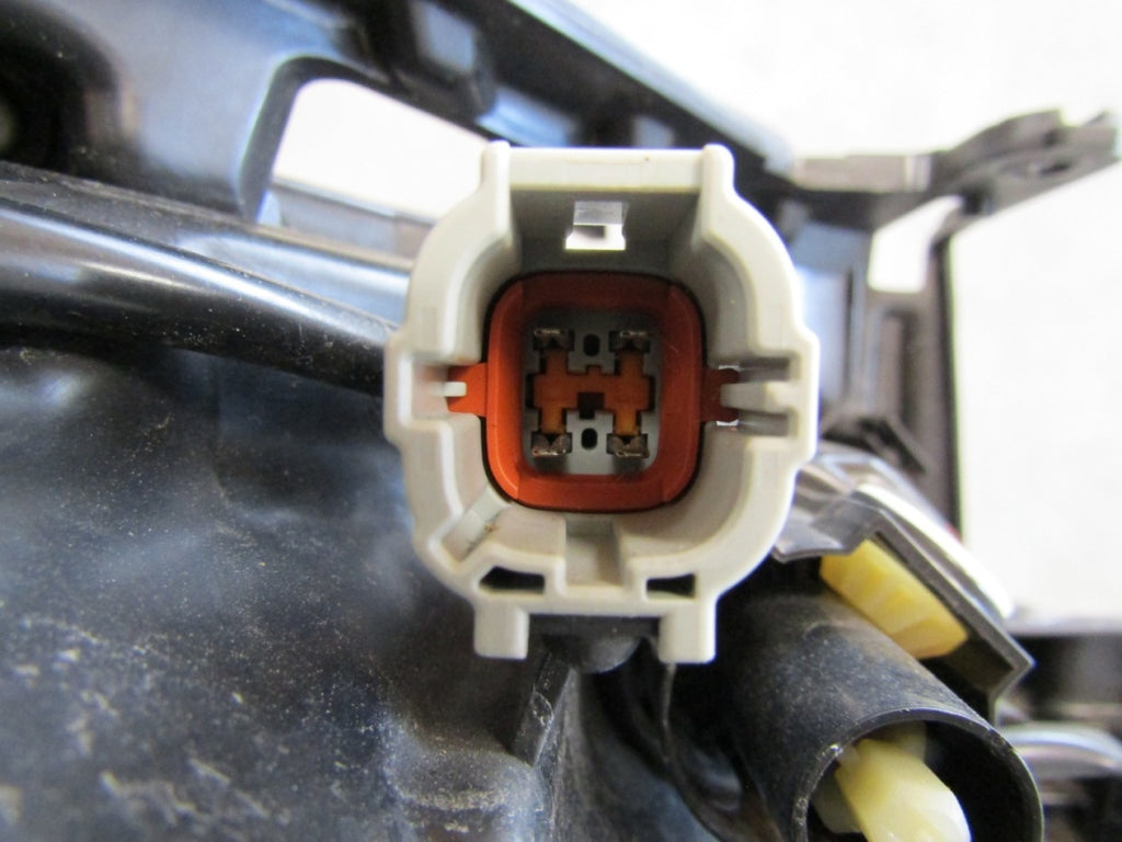 Prednji far NISSAN JUKE I LIFT F15 LH lijevi xenon 14-19