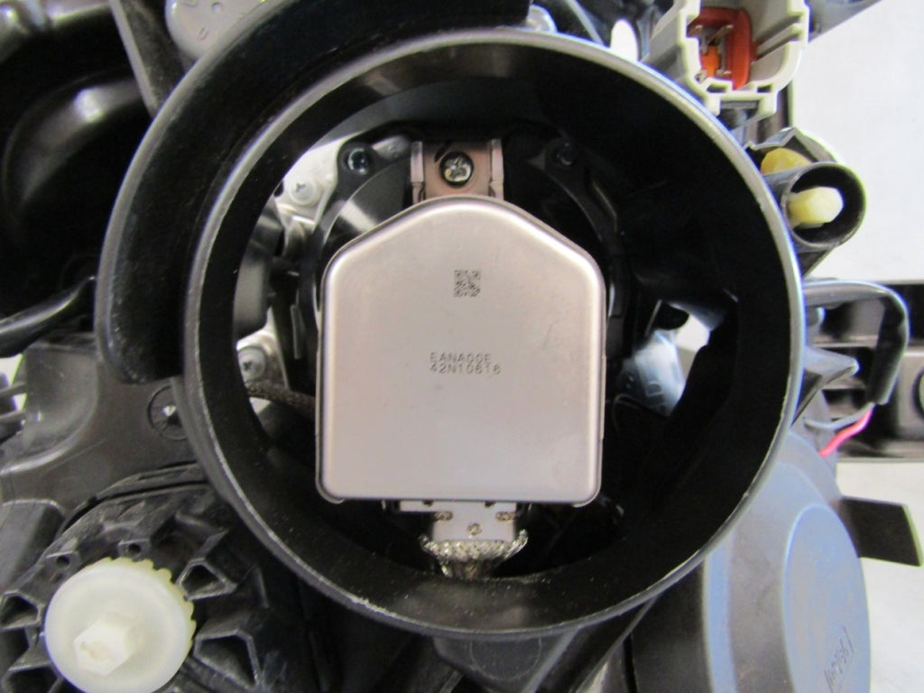 Prednji far NISSAN JUKE I LIFT F15 LH lijevi xenon 14-19