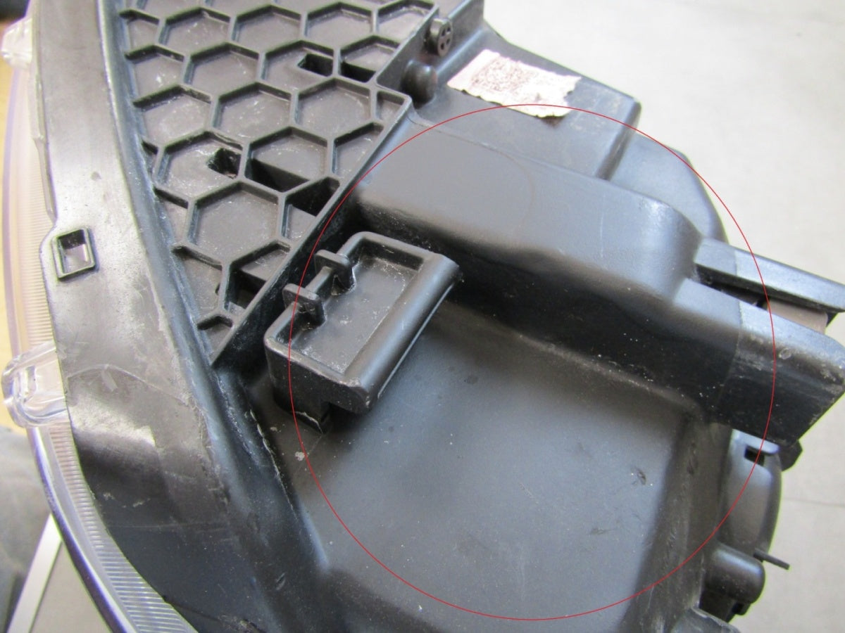 Prednji far KIA CEED 3 III LIFT halogen sa sočivom crni 21- RH 92102J7051