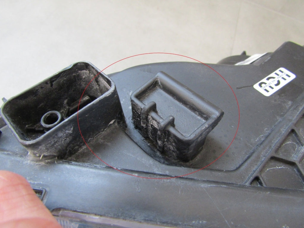 Prednji far KIA CEED 3 III LIFT halogen sa sočivom crni 21- RH 92102J7051
