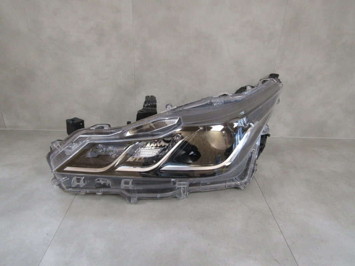 Prednji far TOYOTA COROLLA E21 SEDAN halogen sa sočivom LH 18- 8115002T3100