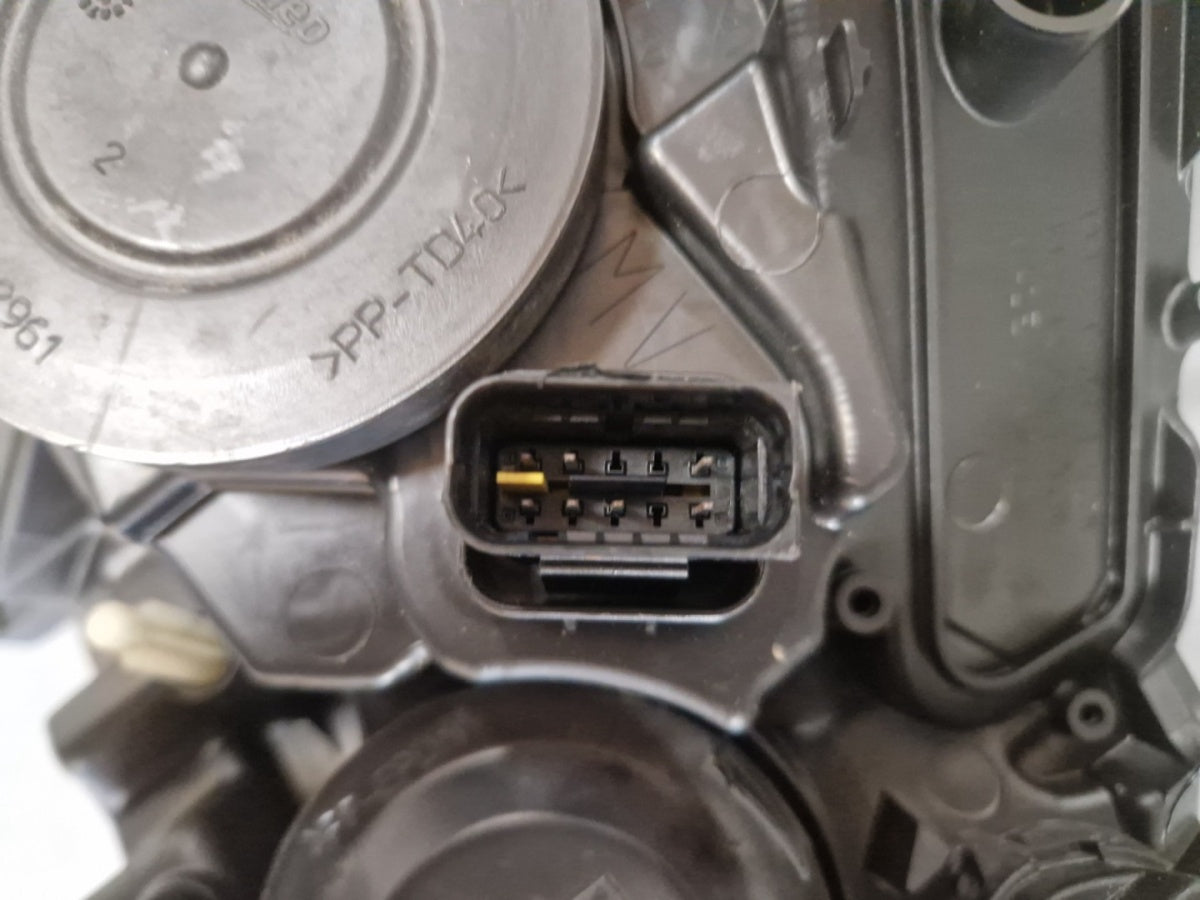 Prednji far PEUGEOT 208 I LIFT halogen sa sočivom + LED 15-19 LH lijevi 981005780