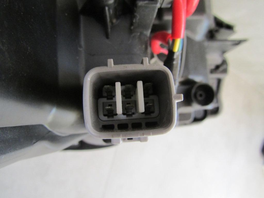 Prednji far TOYOTA YARIS 3 III LIFT halogen sa sočivom 14-17 LH