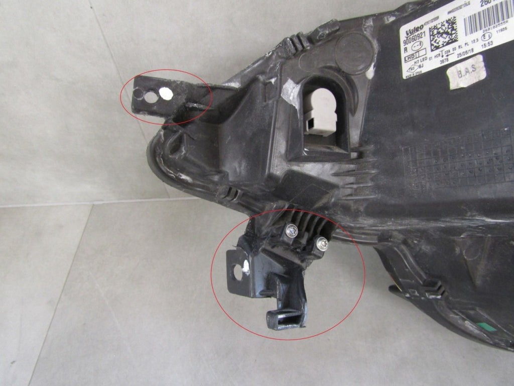 Prednji far RENAULT MEGANE IV 4 halogen sa sočivom Z LED 16-20 RH desni 260102357R